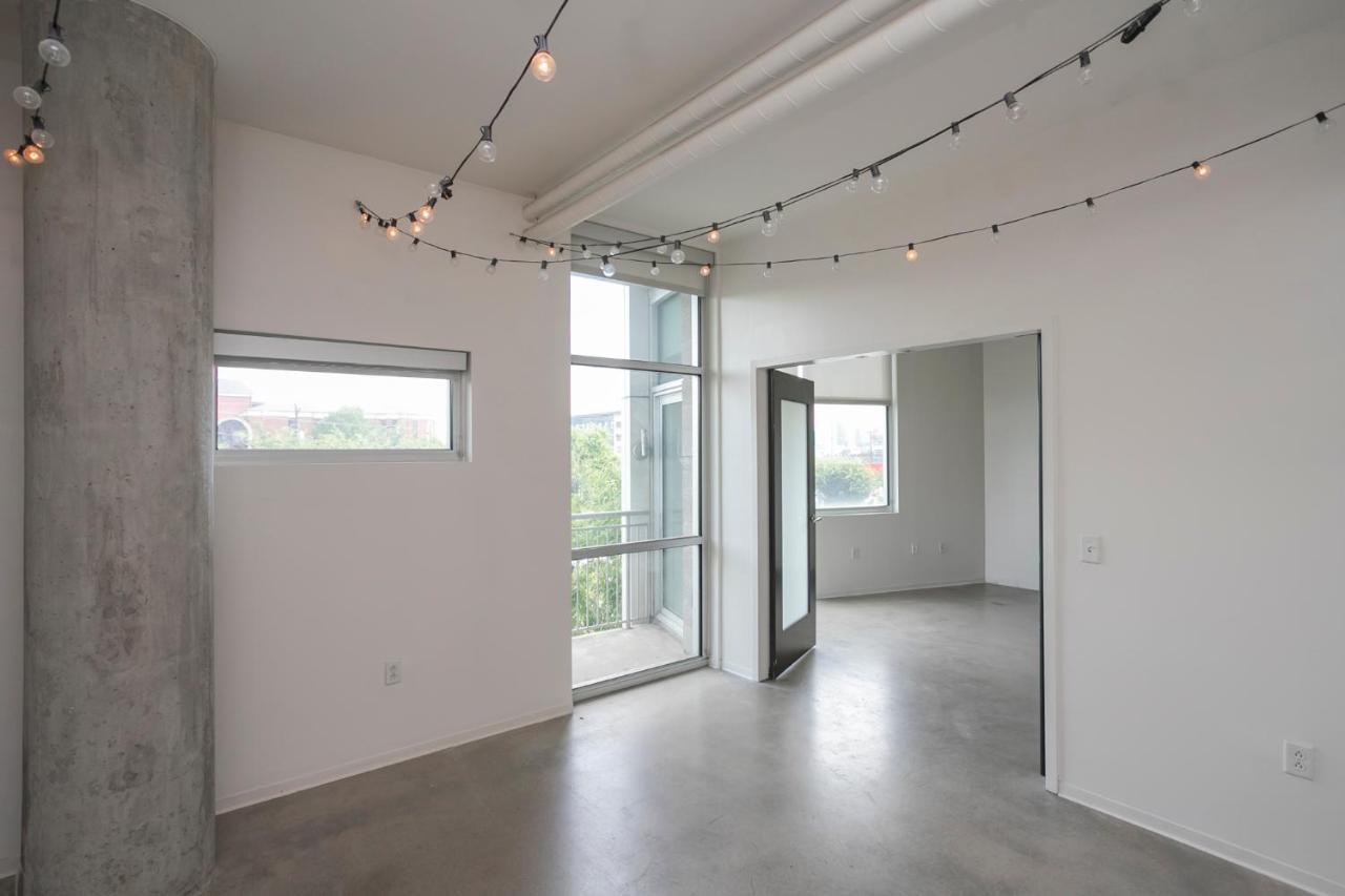 Holiday home Unfurnished Amazing Layout W Balcony & Storage 30 Day Minimum Nashville
